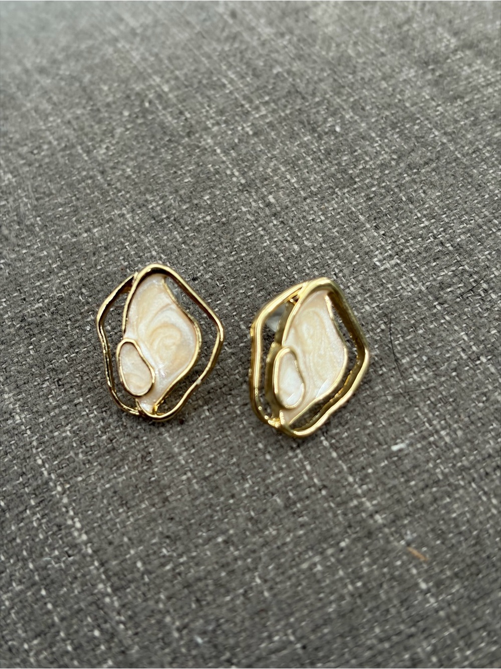 Gold Tone Ivory Swirl Abstract Geometric Stud Earrings